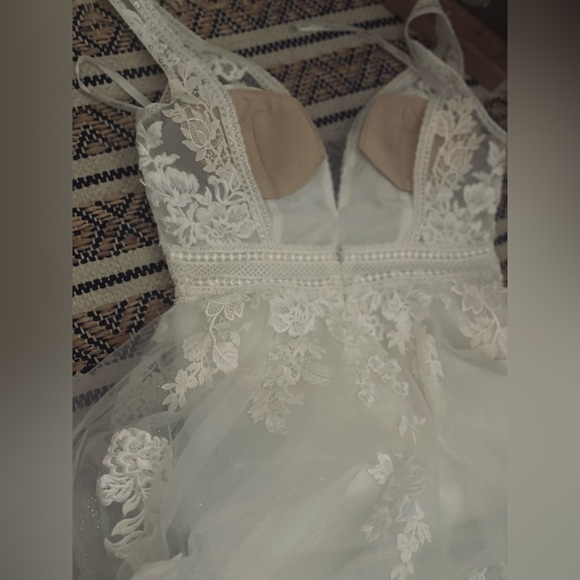 Stunning Wedding Dress - Perfect for a Boho Wedding - Picture 10 of 15